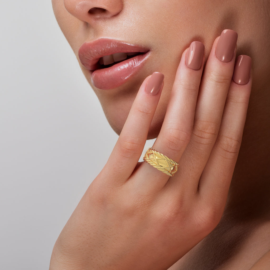 Étreinte Band in Yellow Gold image 1