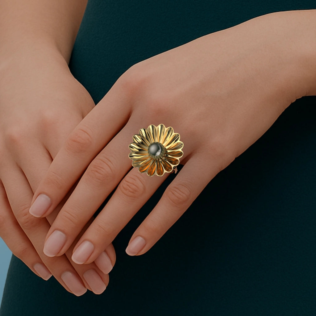 Versailles Ring in Yellow Gold and Black Tahitian Pearl image 2