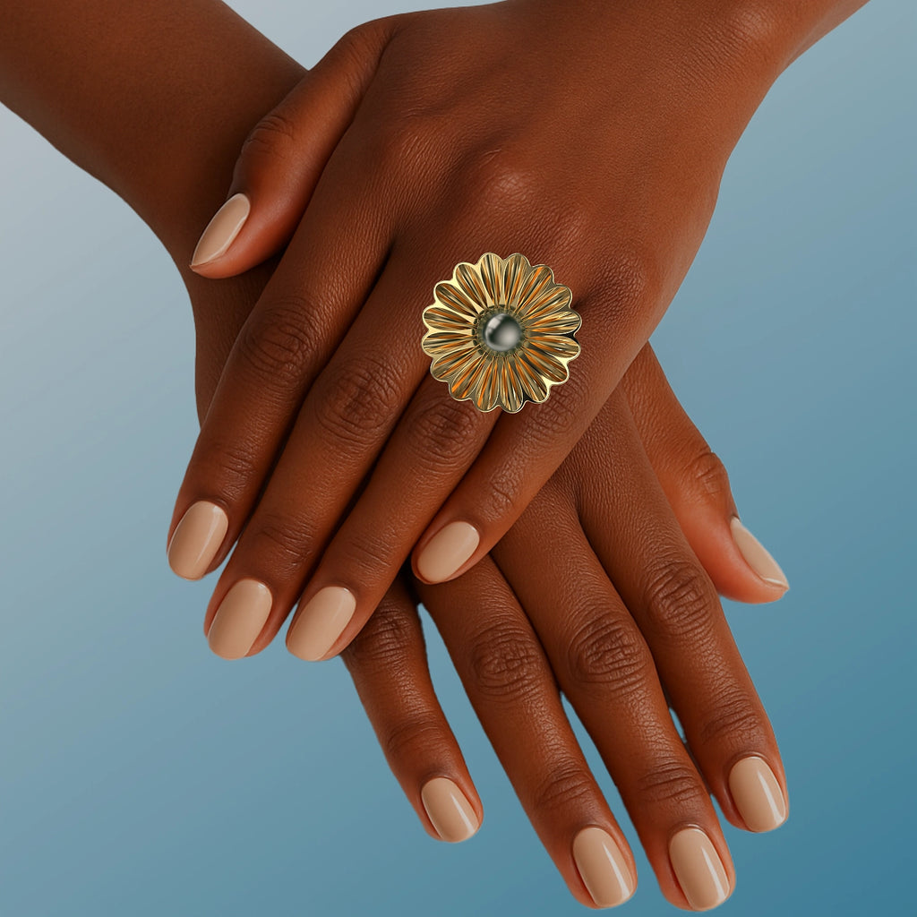 Versailles Ring in Yellow Gold and Black Tahitian Pearl image 1