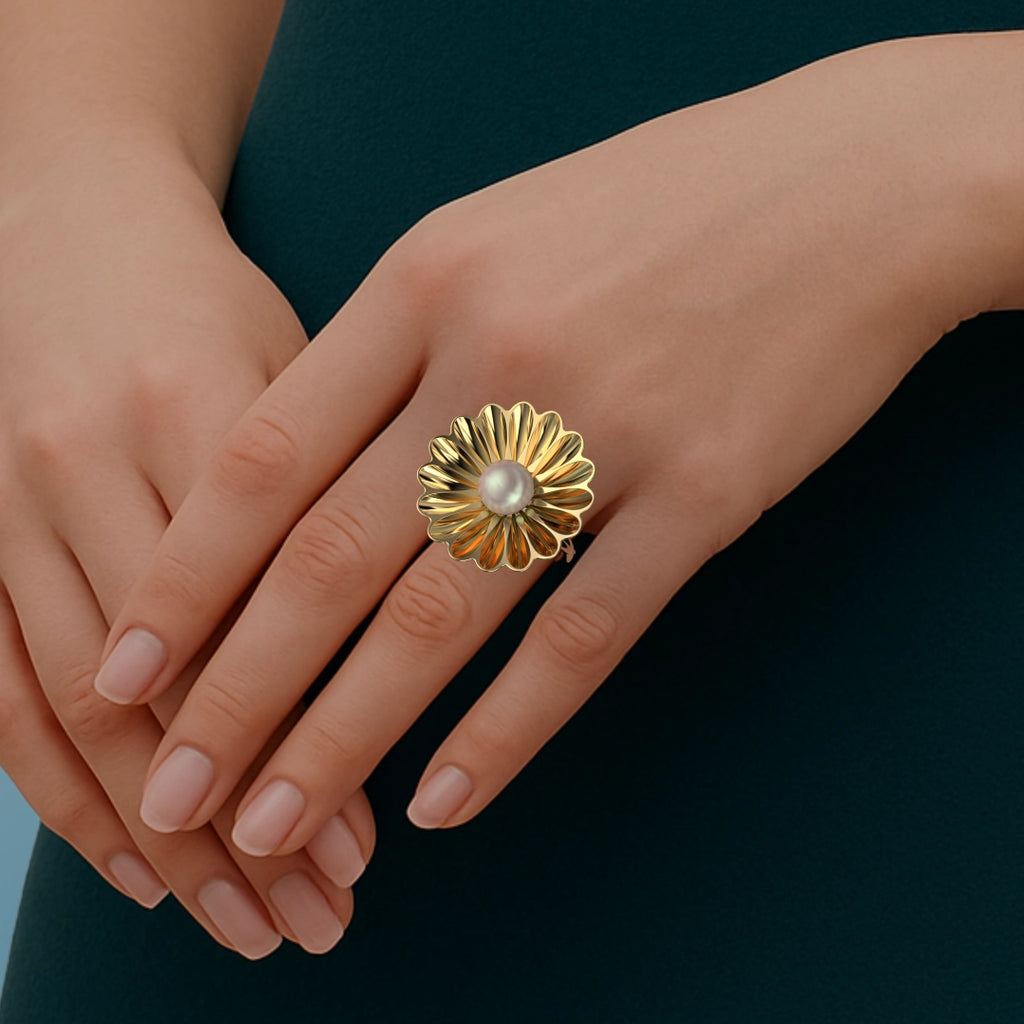 Versailles Ring in Yellow Gold and White Tahitian Pearl image 1
